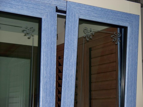 finestra alluminio taglio termico effetto legno blu antaribalta